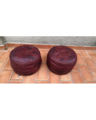 Paire de poufs vintage en patchwork de cuir bordeaux par De Sede, 1970