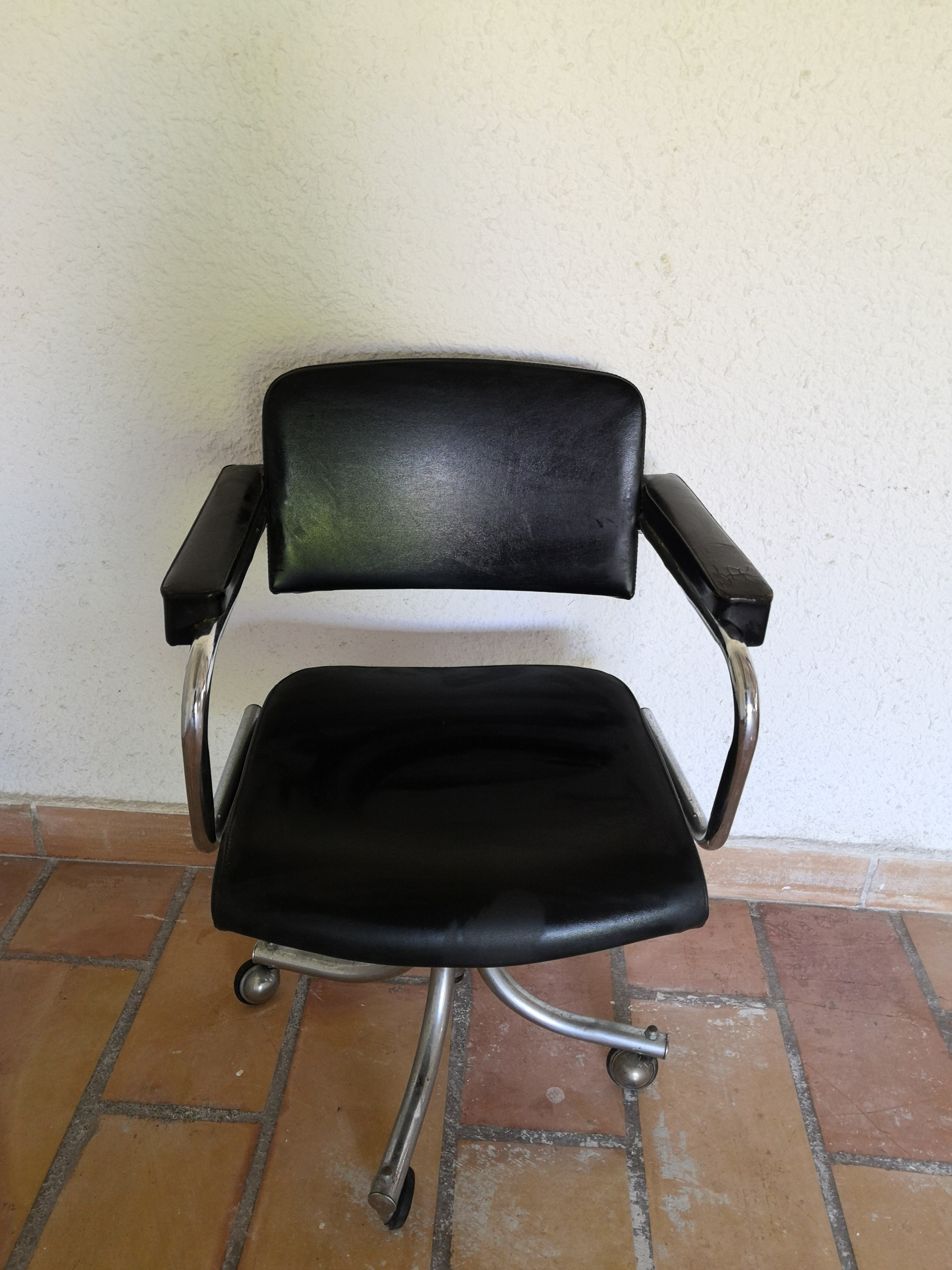 Chaise de bureau vintage en cuir et rotin sur roulettes