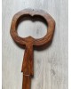 Grande clé ornementale en bois  massif 70cm vintage